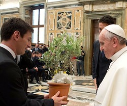 El Papa recibió un regalo de manos de Lionel Messi.