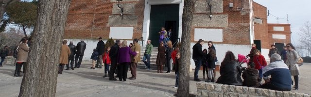 Parroquianos de San Millán, en Moraleja de Enmedio, a la salida de una misa de domingo
