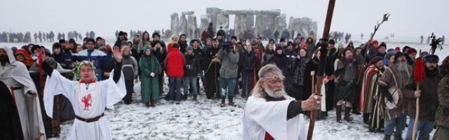 Ingleses modernos que quieren ser paganos se declaran druidas y hacen rituales en el Solsticio de Invierno en Stonehenge