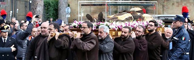 Una multitud acompañó los cuerpos del Padre Pío y el Padre Mantic hasta la  Basílica de San Pedro - ReL