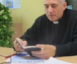 El padre Luis Fernando de Prada conduce esta etapa de Radio María, que crece pese a la crisis
