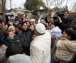 Francisco en febrero visitando un barrio pobre de Roma... pide servir a los pobres sin ideologías