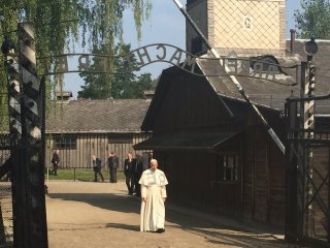 Silencio orante del Papa en Auschwitz