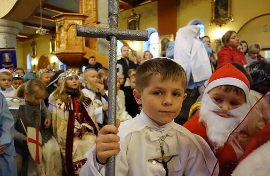 Niños vestidos de santos por Holywins en una parroquia de Polonia