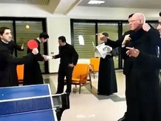 El Mannequin Challenge de unos sacerdotes