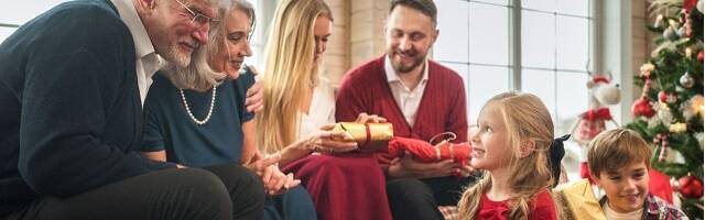 Abuelos, padres y niños, juntos y alegres en las fiestas de Navidad, con el árbol, foto de Freepik