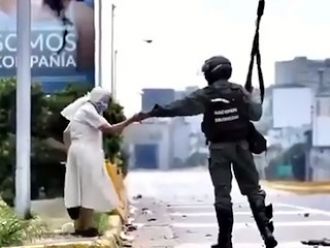 Sor Esperanza, valiente ante los antidisturbios