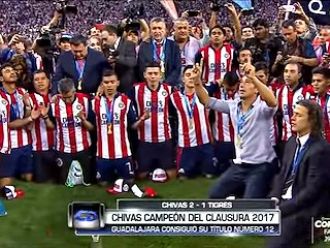 Chivas, de rodillas, rezó tras el triunfo