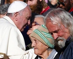 El Papa invita a invitar a los pobres a la mesa y a compartir la experiencia con ellos