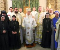 Clérigos grecocatólicos rusos con su actual pastor, el obispo Werth de Siberia