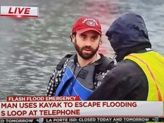 Huracán en Houston, sacerdote en kayak