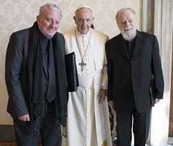 El Papa Francisco, este lunes, con Kiko Argüello y el padre Mario Pezzi, responsables del Camino Neocatecumenal