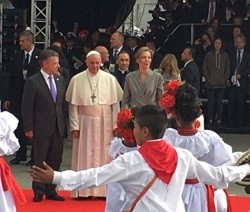 El Papa, a su llegada a Colombia, acompñado por el presidente Juan Manuel Santos