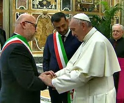 Francisco departió brevemente con todos los alcaldes italianos presentes.