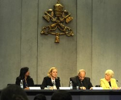 El obispo Sánchez Sorondo con expertas en la lucha contra la trata y la prostitución