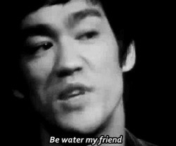 Bruce Lee habla muy serio en Be Water My Friend... y el publicista Toni Segarra lo popularizó
