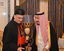 El cardenal Rai, con la cruz pectoral a la vista, con el Rey de Arabia Saudí