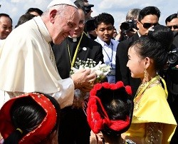 El Papa llegó a Myanmar, donde descansará el resto del día