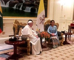 El Papa se ha reunido con Aung San Suu Kyi, consejera de Estado, ministra y premio Nobel de la Paz