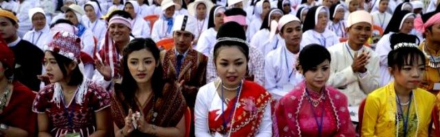 Asistentes a la misa papal en Rangún - el Papa insistió en hablar del perdón y la diversidad étnica