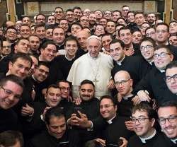 Seminaristas con el Papa Francisco - la pastoral vocacional y la juvenil van ligadas, dice el Papa