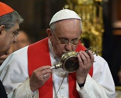 El Papa Francisco besa la reliquia de la sangre de San Jenaro