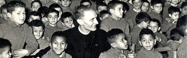 Carlo Gnocchi, rodeado de algunos de los cientos de niños a quienes ayudó a salir adelante a pesar de su orfandad o su discapacidad.