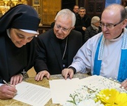 La hermana Antonella con el obispo de Alicante, monseñor Murgui