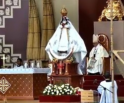 La Virgen de la Puerta presidió una misa en la que el Papa recordó los desastres causados hace un año por el Niño Costero.