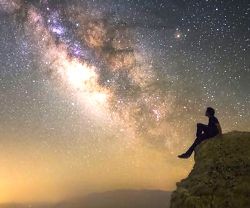 El hombre mira a los cielos y se pregunta por el Creador