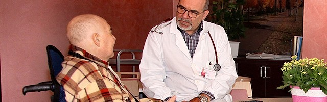 El doctor Claudio Bulla, con un paciente. Este experto en cuidados paliativos advierte contra el uso de la sedación como eutanasia encubierta.