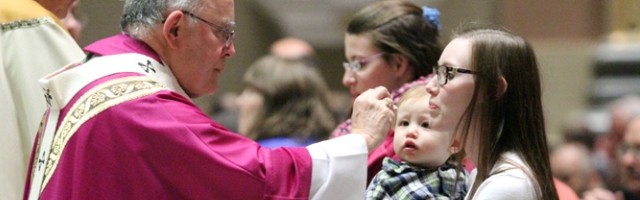 El arzobispo Chaput, de Filadelfia, bendice a un bebé y a su mamá