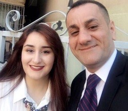 Faten, junto con su padre en Irak