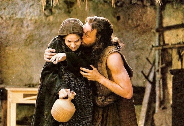 Madre e hijo: una de las escenas más entrañables de la película La Pasión de Mel Gibson.