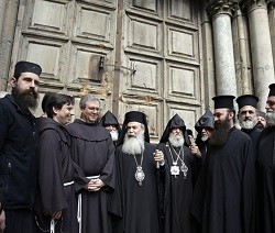 Los líderes cristianos de Tierra Santa, frente al Santo Sepulcro, ya con las puertas cerradas