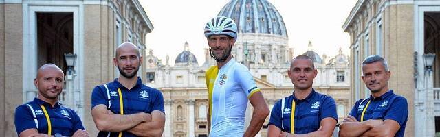 El ciclista holandés Schuurhuis posa fichado por la selección Atletica Vaticana en 2022