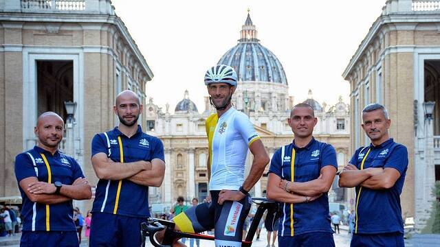 El ciclista holandés Schuurhuis posa fichado por la selección Atletica Vaticana en 2022