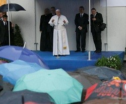 El Papa celebra el 50 aniversario de la Comunidad de San Egidio: «Oración, pobres y paz» los define