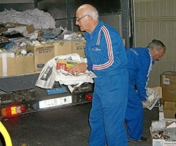 Voluntarios recogen papel usado, lo venden para reciclar y financian proyectos misioneros