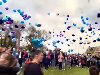 Miles de globos azules por Alfie