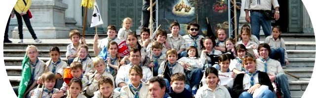 Jóvenes scouts argentinos con una reproducción de Nuestra Señora de los Scouts