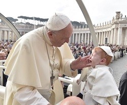 El Papa saludó a un bebé vestido de Pontífice tras la Audiencia General de este miércoles / Vatican Media