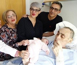 Benjamín, gracias a los cuidados paliativos, ha logrado aguantar vivo para conocer a su nieta