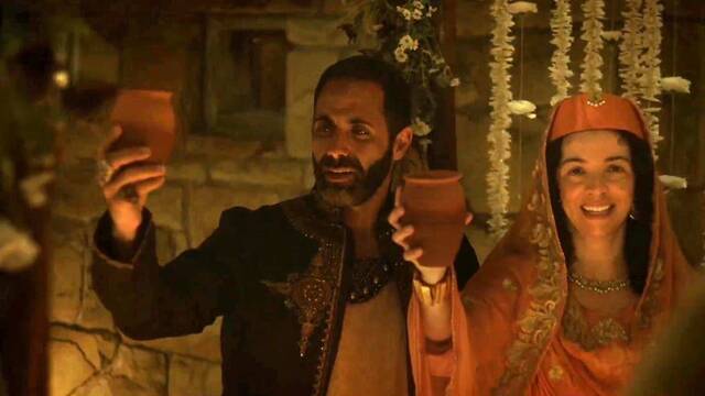 Brindis con vino en las bodas de Caná, tal como las representa la serie 'The Chosen'.