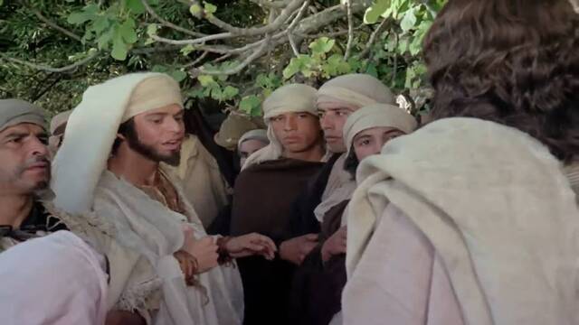 El joven rico se aleja de Jesús cuando Él le pide que venda todos sus bienes y los dé a los pobres. Es una escena de 'Jesús de Nazaret' (1977) de Franco Zeffirelli.