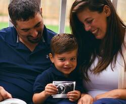 Un niño con sus padres.