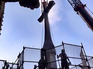 Cruz de 18 toneladas en la Sagrada Familia