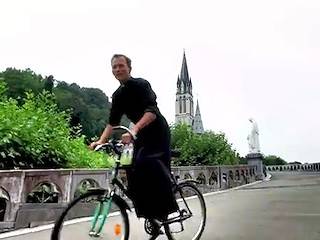 El Tour, en Lourdes: bendición de bicis