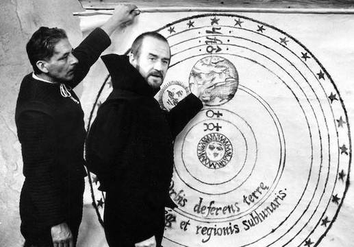 Cyril Cusack en &laquo;Galileo&raquo; (1968), dirigida por Liliana Cavani. En el centro de la nueva visi&oacute;n del universo ya no iba a estar la Tierra, sino el Sol.