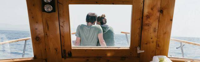 Un hombre y una mujer en un barco en el mar.